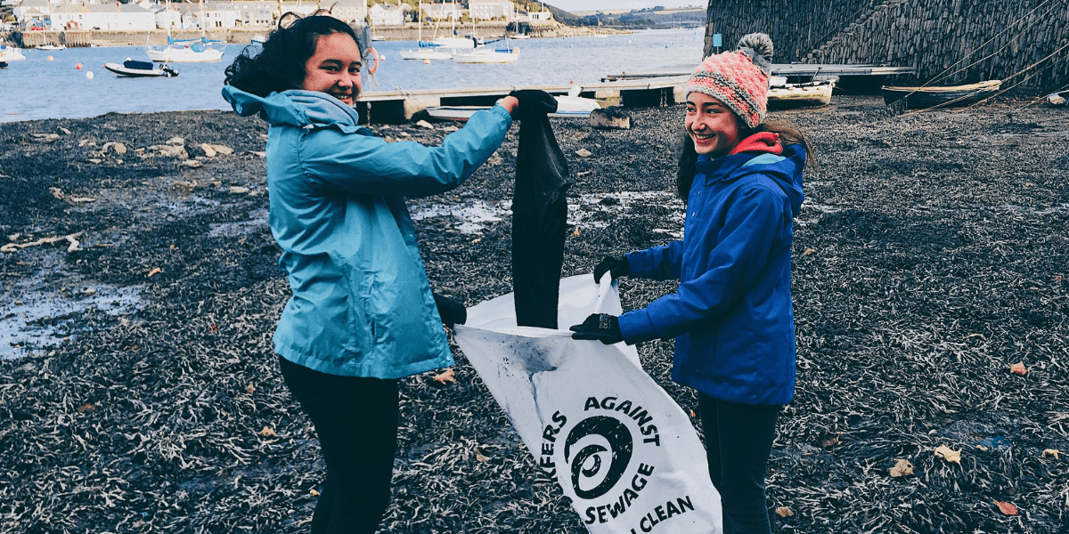 the-working-boat-pub-beach-clean-surfers-against-sewage-volunteers-rubbish-bag-sea-life-debry-helpers